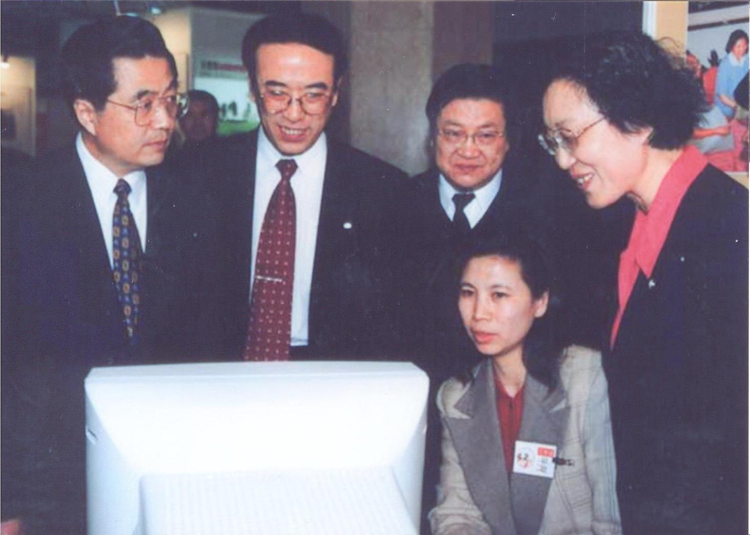 2000�������ͬ־�ι��й�ר��ʮ������չ��ʱ�Ӳ��������ר�������������